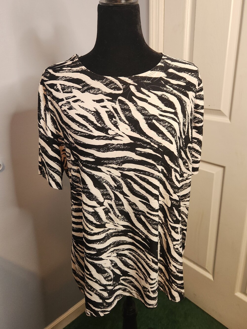 JM Collection Black & White Zebra-Print Short Sleeve Tee Womans Size 1X